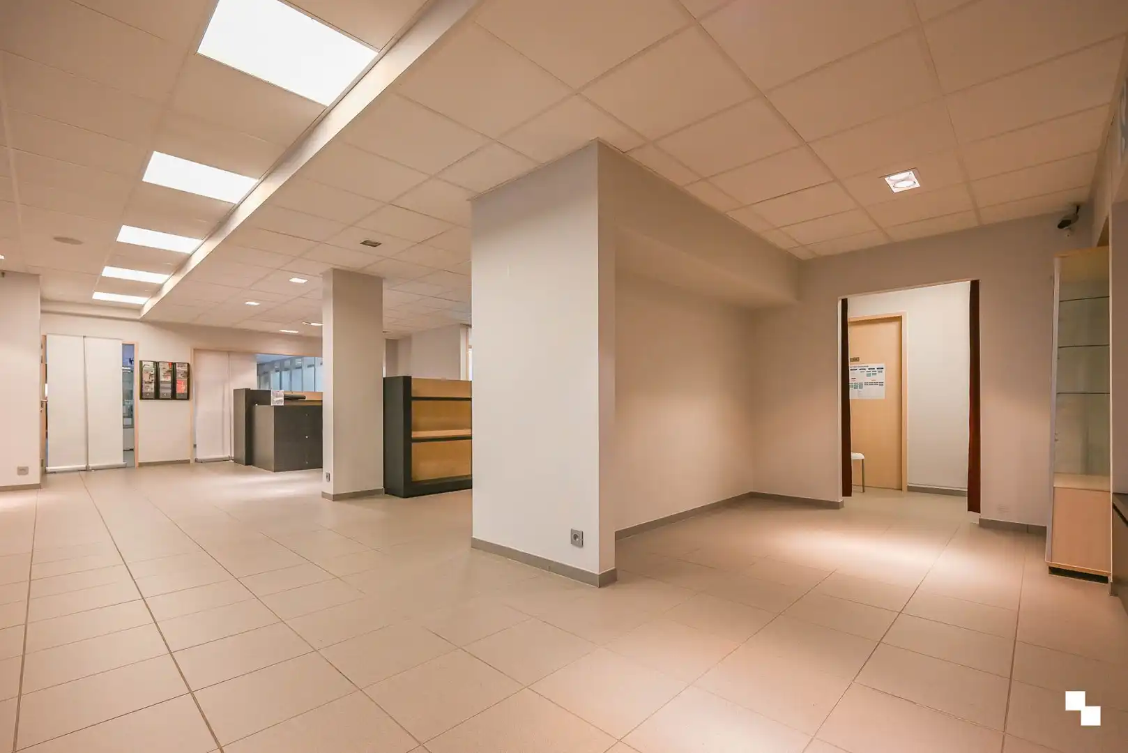Deels ingerichte handelsruimte op toplocatie te Sint-Andries foto 7