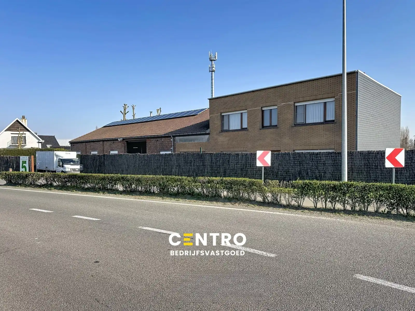 Magazijn met woonst op interessante ligging te Gistel! foto {{pictureIndex}}