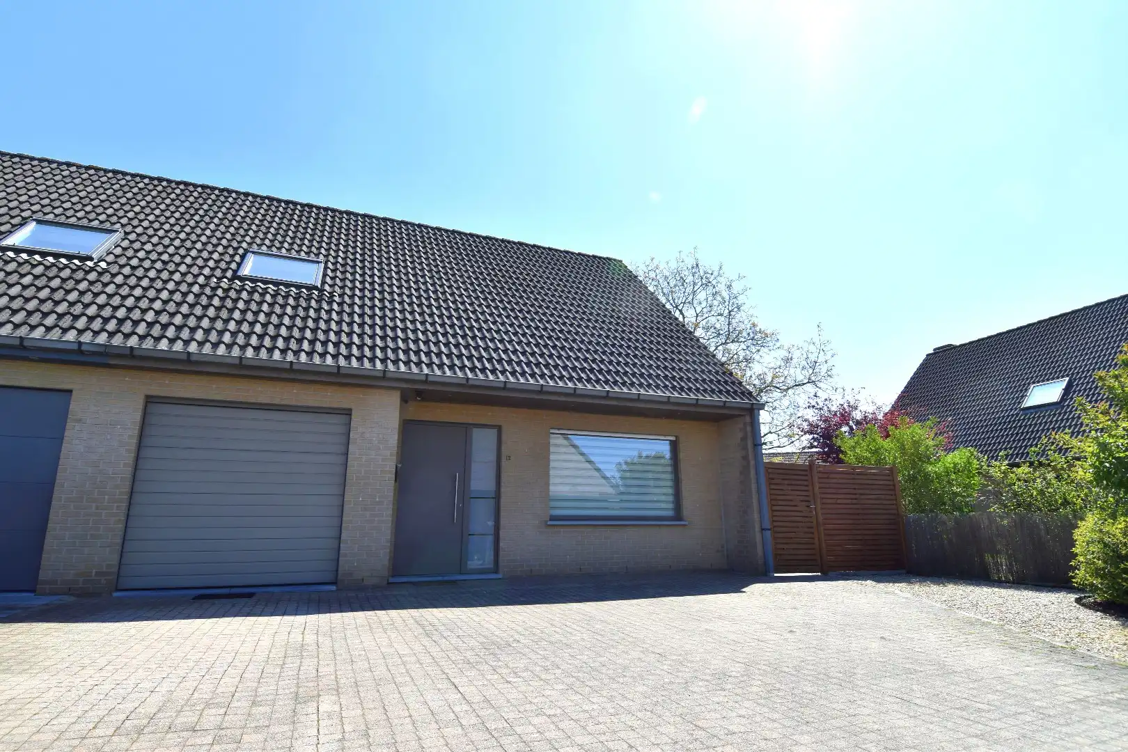 HOB met 3 slaapkamers, garage en een zonnige tuin in woonwijk te Harelbeke foto 2
