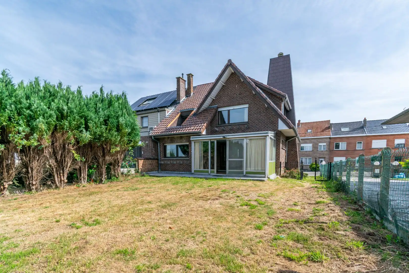 Een gebouwde drie - gevel villa (deels te renoveren) met o.a. 3 slaapkamers! foto 17