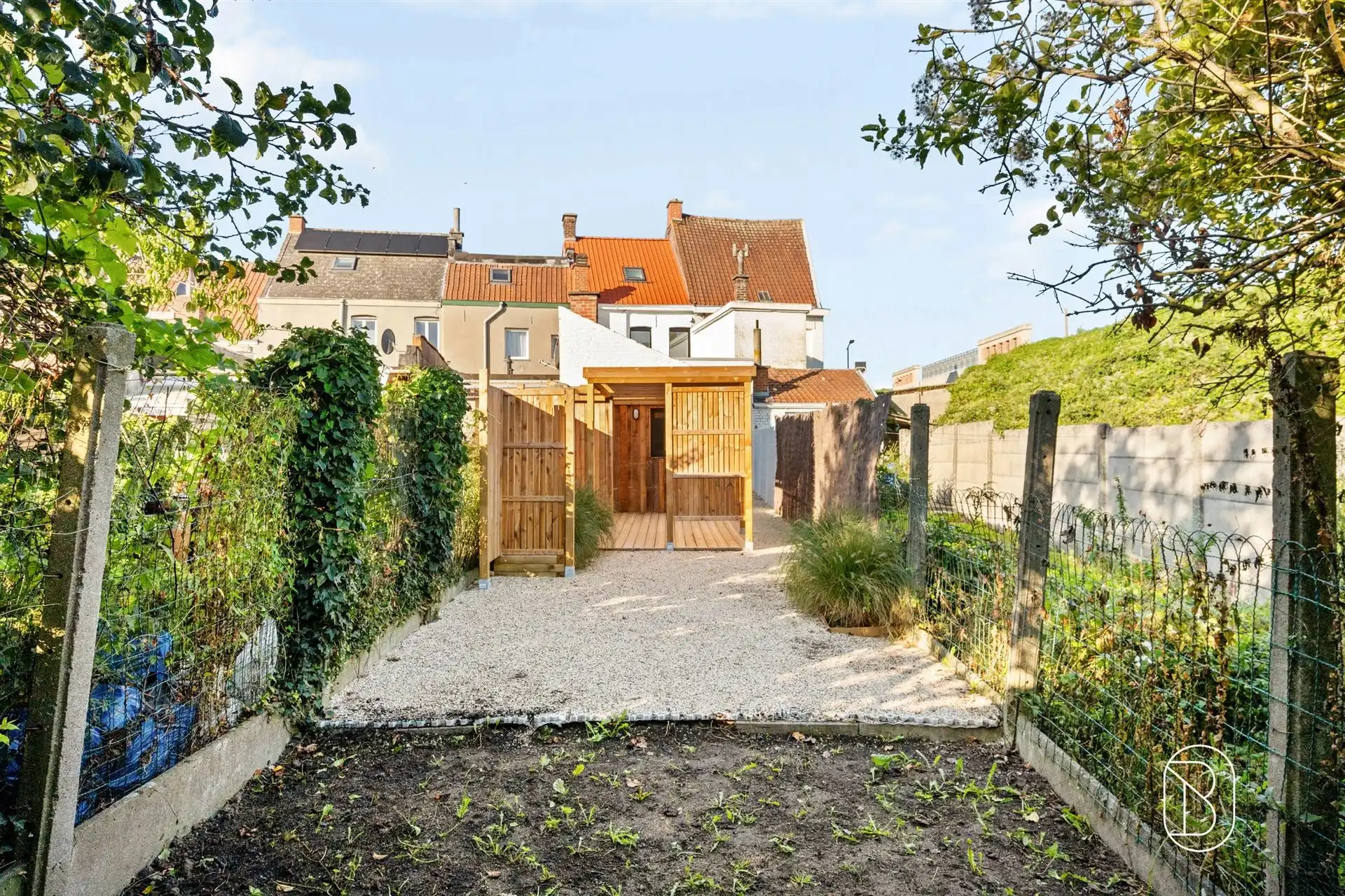 Volledig vernieuwde woning met 4 slk & tuin foto 5