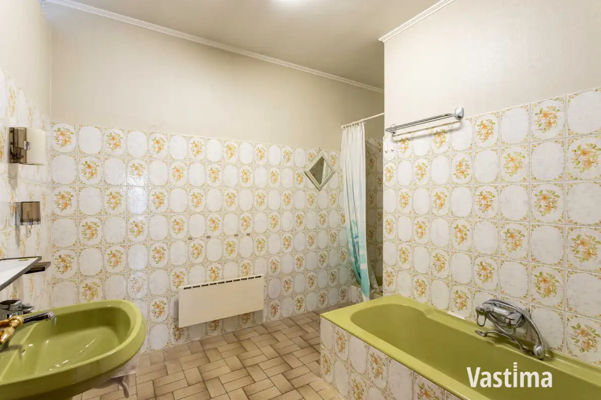 Rustig gelegen halfopen woning met dubbele garage en veel potentieel foto 13