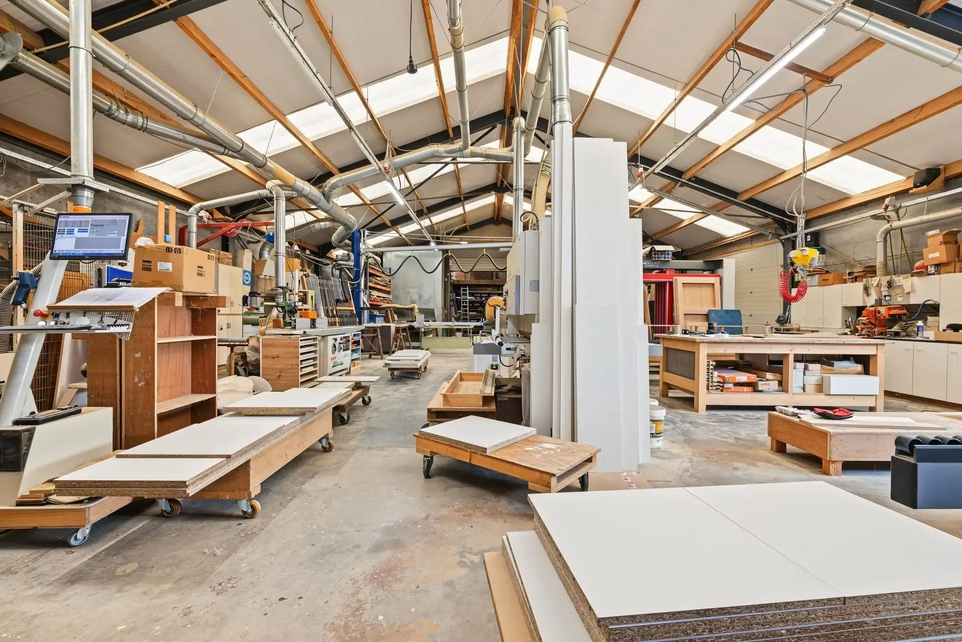 Ruime gezinswoning in klassiek landelijke stijl met aanpalende werkplaats van ca. 435m² foto 25