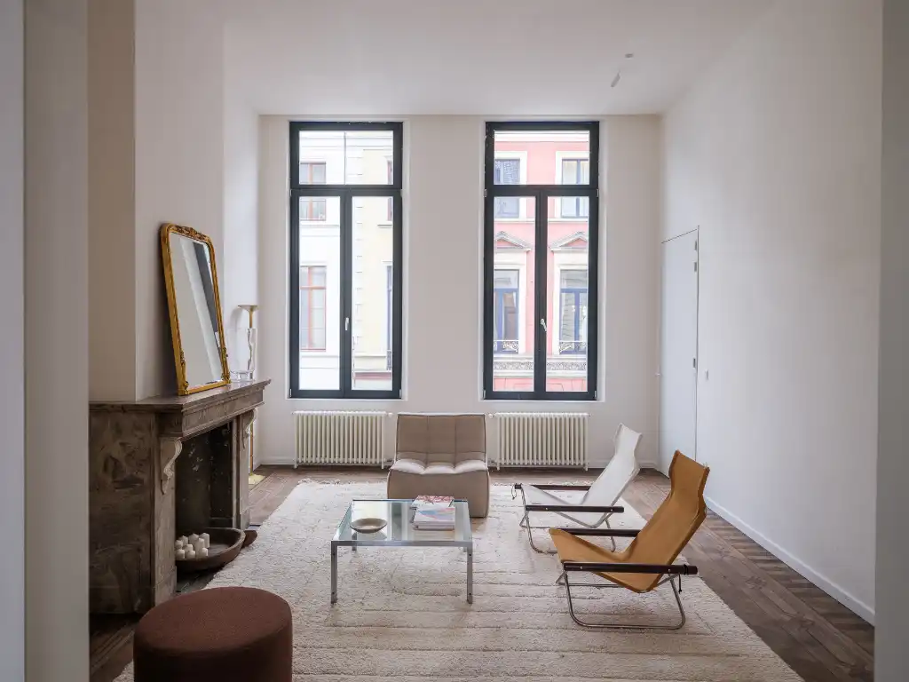 Gerenoveerd tweeslaapkamerappartement met zonnig terras in een voormalige herenwoning, nabij het historisch centrum van Gent. foto 2