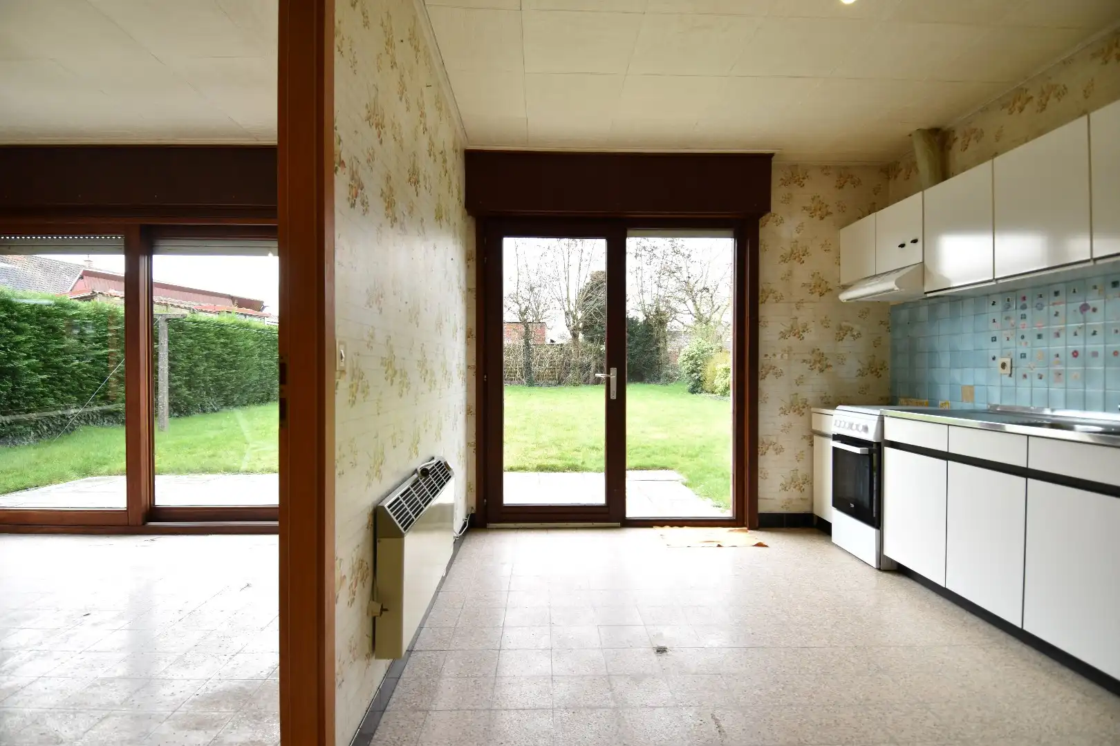 Ruime alleenstaande woning met 2 slaapkamers (mogelijkheid tot meer!), garage en zonnige tuin te koop in Gullegem foto 3