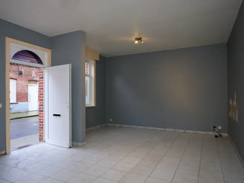 Moorslede-centrum. Gezellige te renoveren rijwoning met koer als starter of als investering. 4 slaapkamers.  Te koop via het opbod systeem van COVAST. foto 6