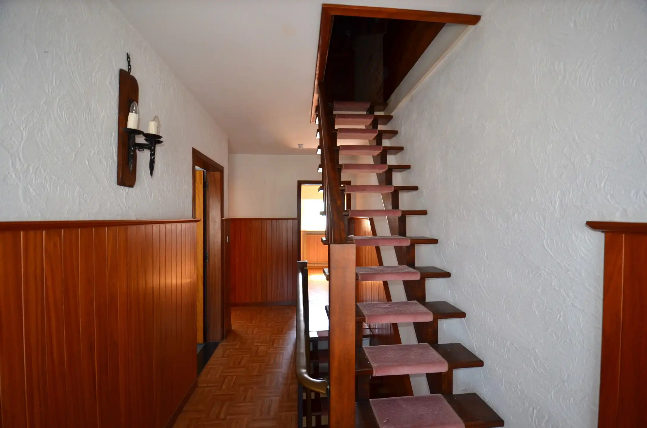 Goed gelegen, te renoveren halfopen bebouwing foto 13