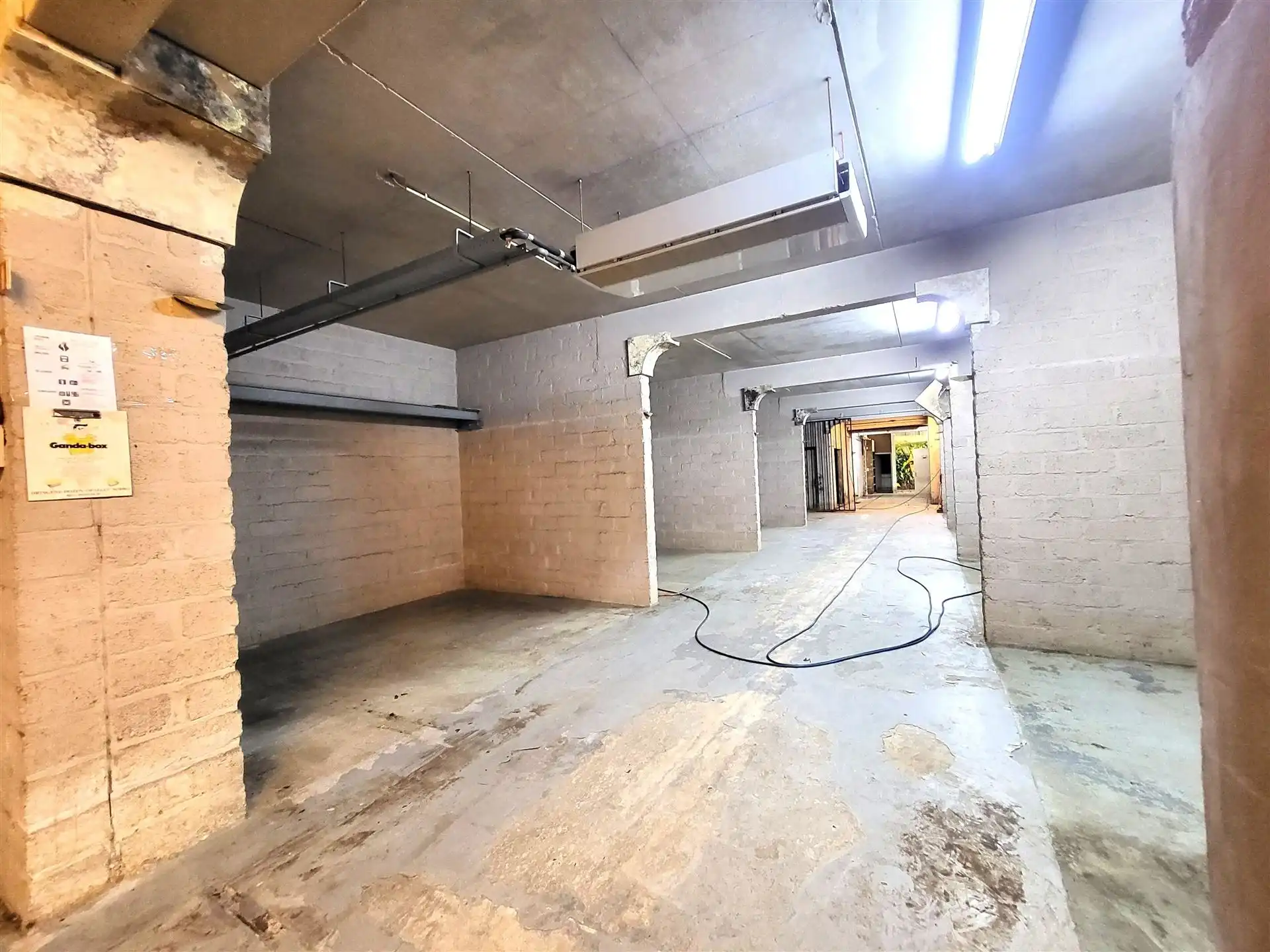 Villa met professionele opslagruimte, kelder en kantoorruimtes. foto 64