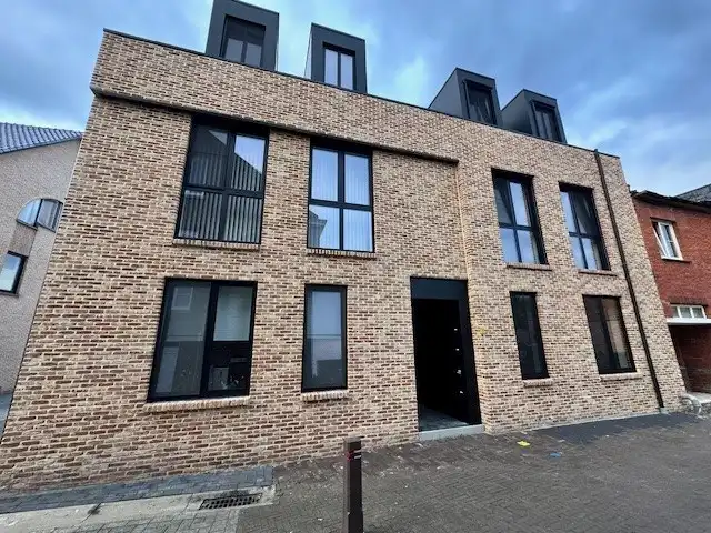 Hoogwaardig afgewerkt nieuwbouw gelijkvloers BEN-appartement met 2 slaapkamers, gelegen op het dorpsplein van Tongerlo. foto {{pictureIndex}}