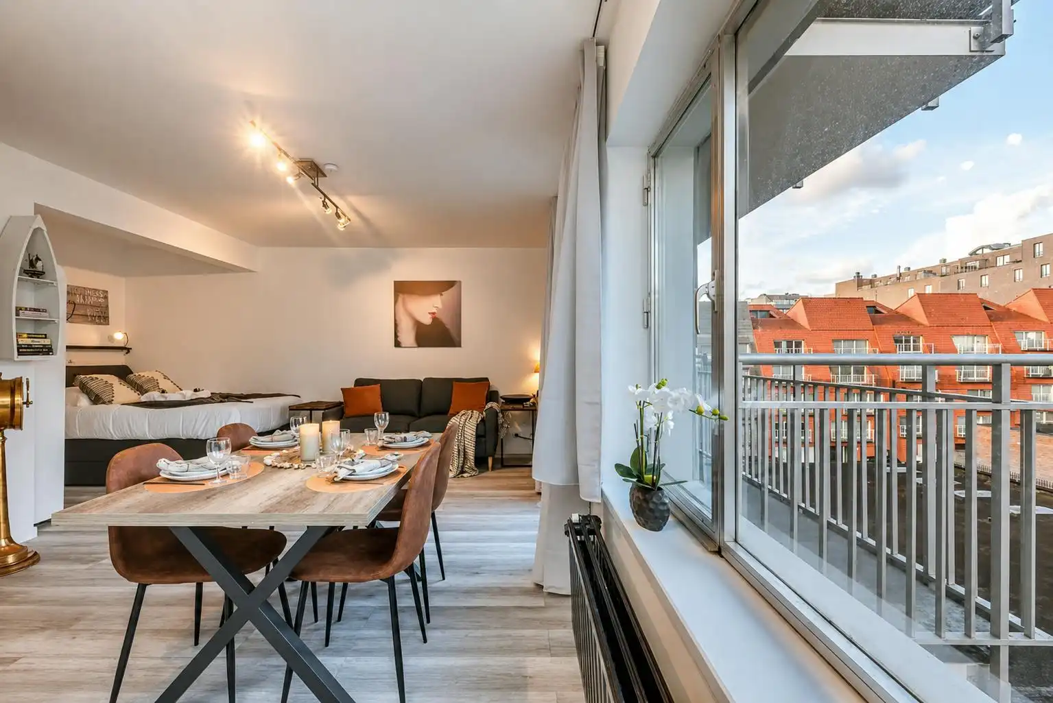 Ruime gerenoveerde studio met terras vlakbij de Zeedijk foto 3