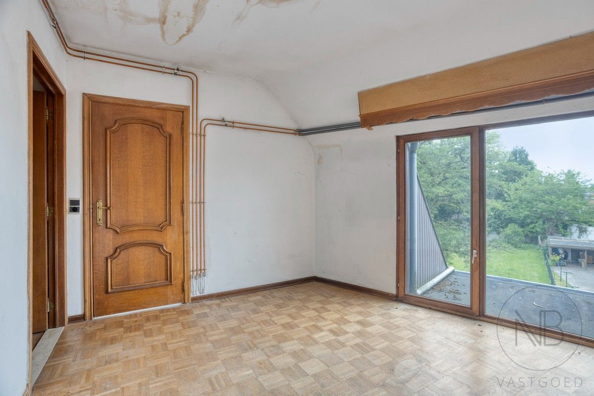 Te renoveren appartemtent met garage te koop! foto 18