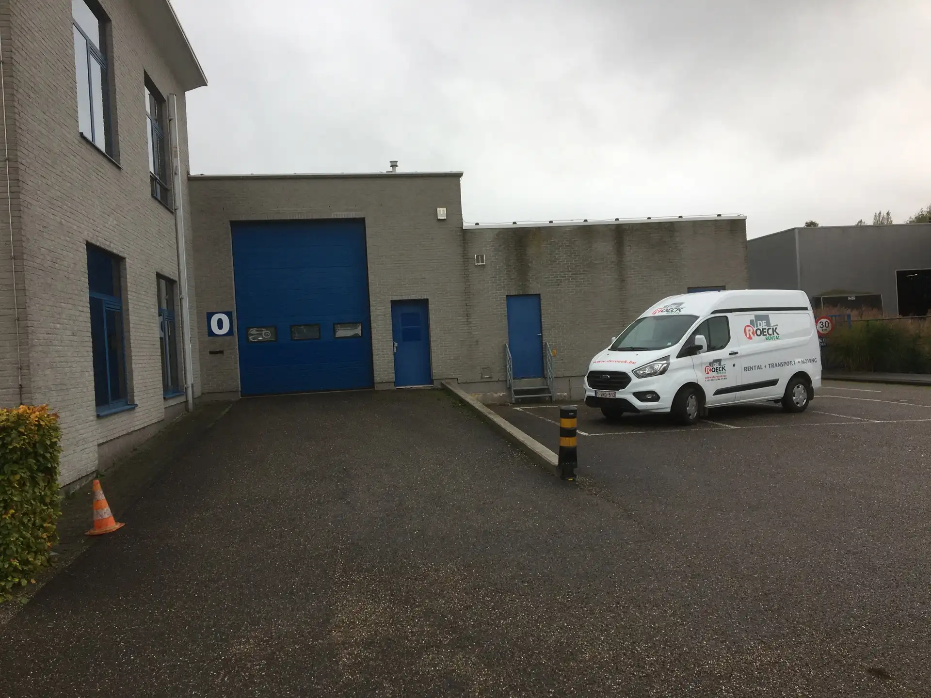 Goed gelegen opslagplaats van +/- 800m² te Kontich foto {{pictureIndex}}