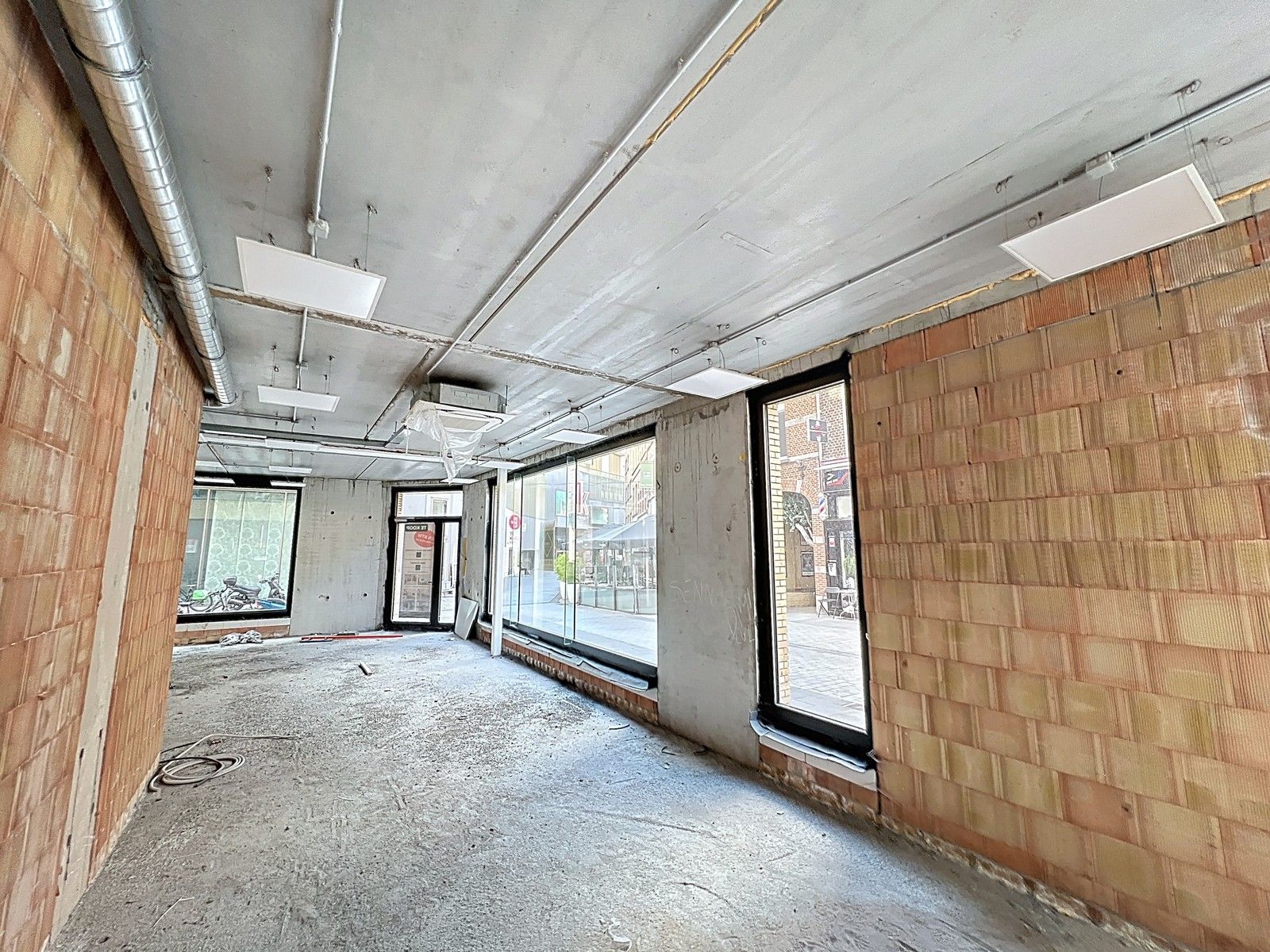 Verder af te werken LICHTRIJK handelsgelijkvloers (± 140m²)  op een HOEK-ligging op 50m van "K in Kortrijk" ! foto 8