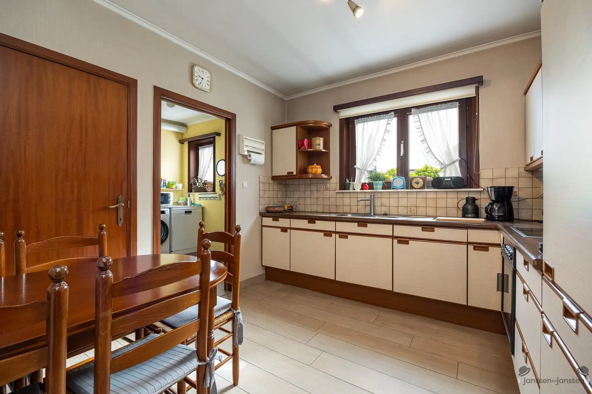 Verzorgde woning met grote tuin foto 17