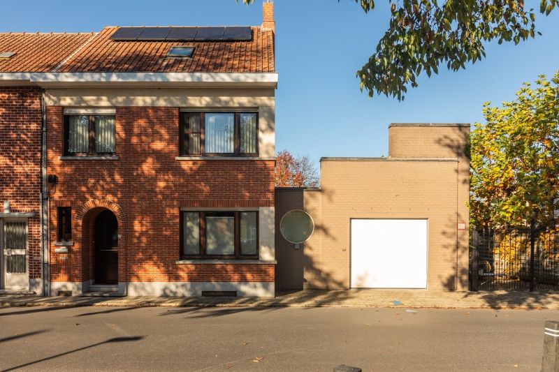 Te moderniseren halfopen bebouwing met 3 slaapkamers (5 mogelijk), garage en tuin met open zicht op weiland. foto 17