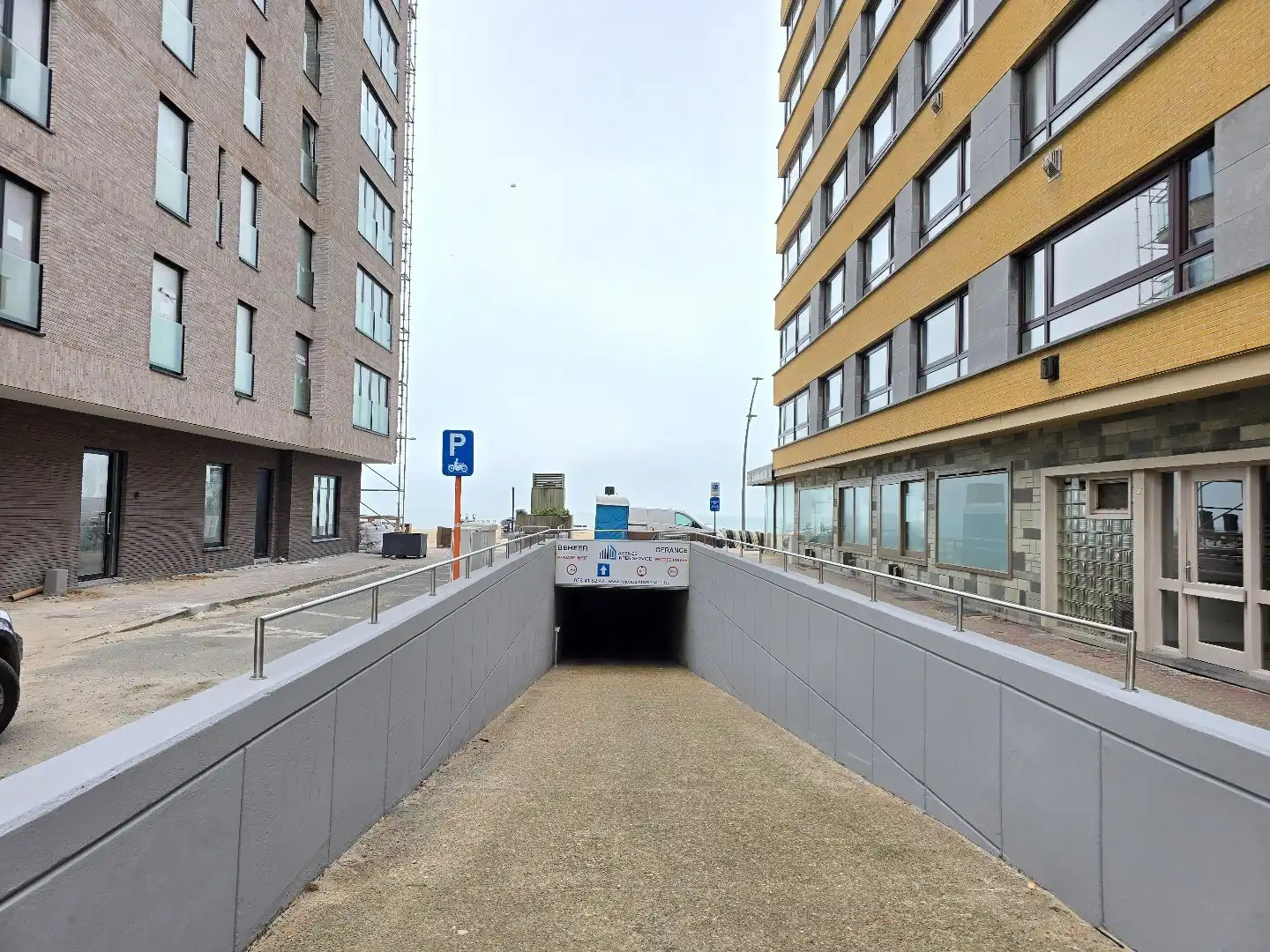 Garage box onder de Zeedijk te De Panne foto 2