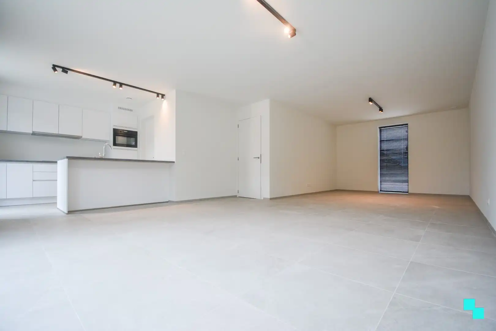 Volledig afgewerkte nieuwbouwwoning met carport te Sleihage foto 3