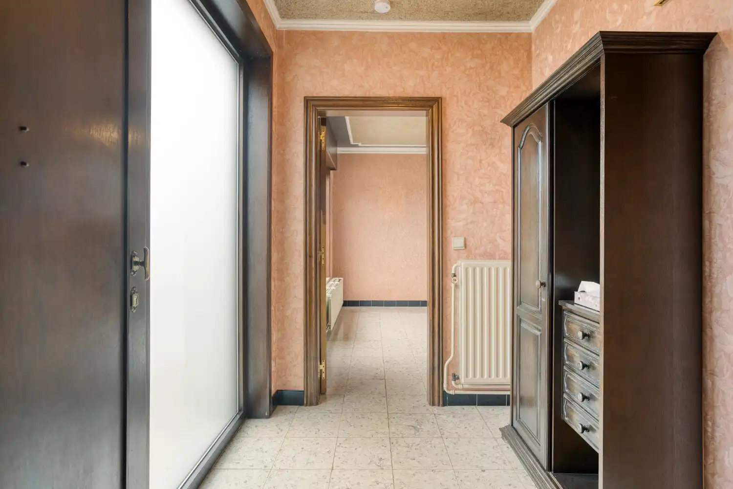 Halfopen woning met 3 slaapkamers en inpandige garage in Oostkamp - Perfect voor wie rust en ruimte zoekt. foto 3