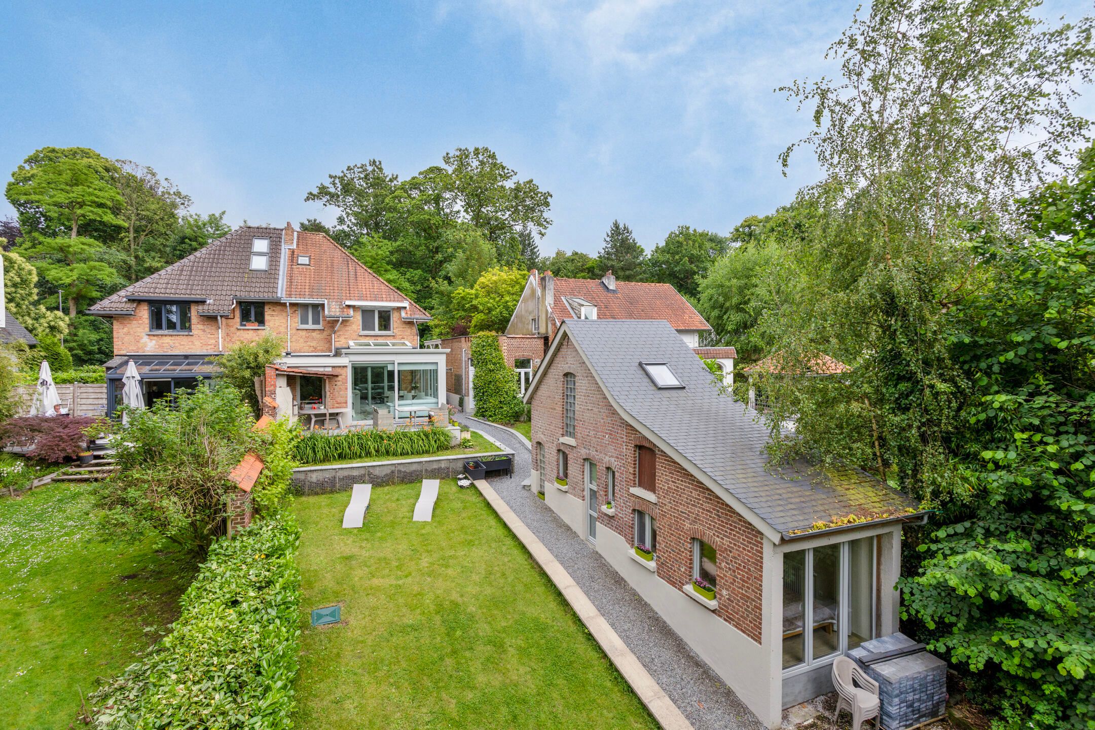 Driegevelwoning met apart concierge-huis en prachtige tuin foto 1