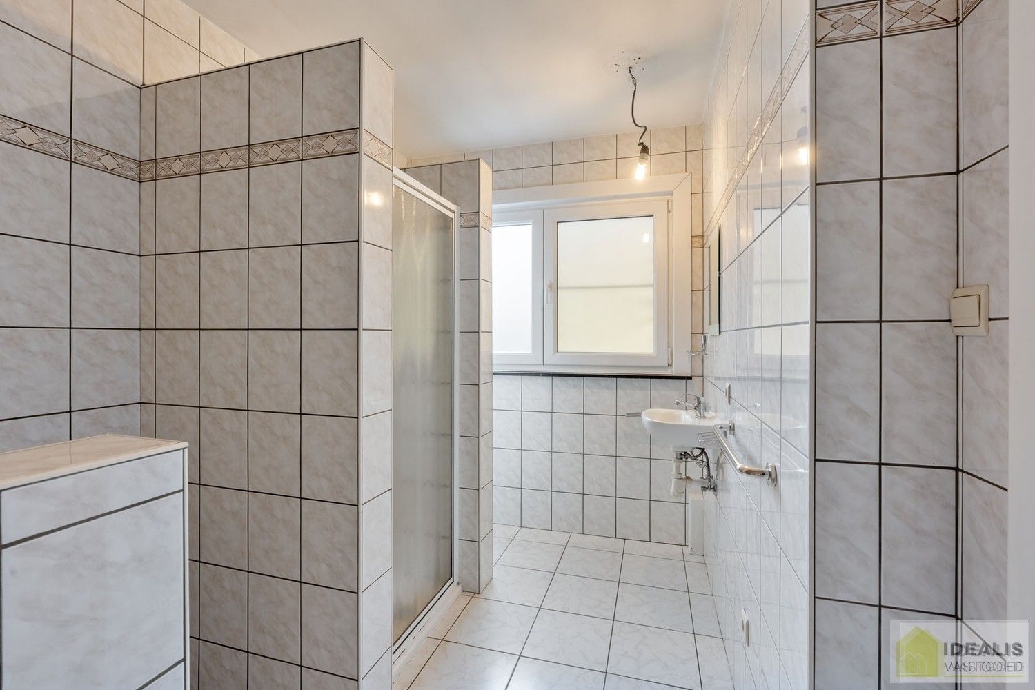 TE RENOVEREN WONING NABIJ HET CENTRUM VAN WIJCHMAAL, PEER OP EEN PERCEEL VAN  MAAR LIEFST 12A 5CA – DE WONING OMVAT EEN OPEN LEEFRUIMTE MET VEEL LICHTINVAL, KEUKEN MET AANSLUITEND EETKAMER, 3 SLAAPKAMERS, BADKAMER, VERANDA EN TWEE RUIME OPSLAGRUIMTES/WERKPLAATSEN – Een praktisch ingedeelde woning op een ruim perceel nabij het centrum van Peer! Dé perfecte zet voor zij die op zoek zijn naar een te renoveren woning met veel mogelijkheden op een rustige locatie in Wijchmaal, Peer! foto 9