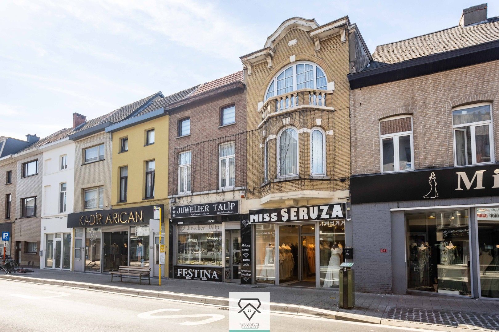 Ruim handelshuis te koop bestaande uit duplexappartement en dubbele handelsruimte foto {{pictureIndex}}