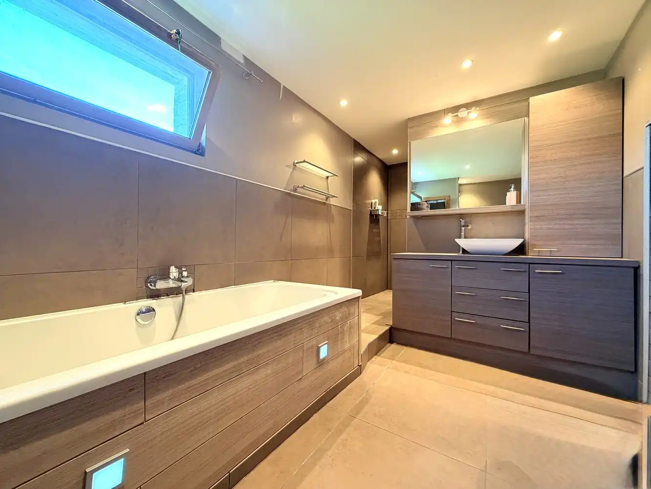 Instapklare woning met  ruime garage en landelijk uitzicht in Vladslo foto 11