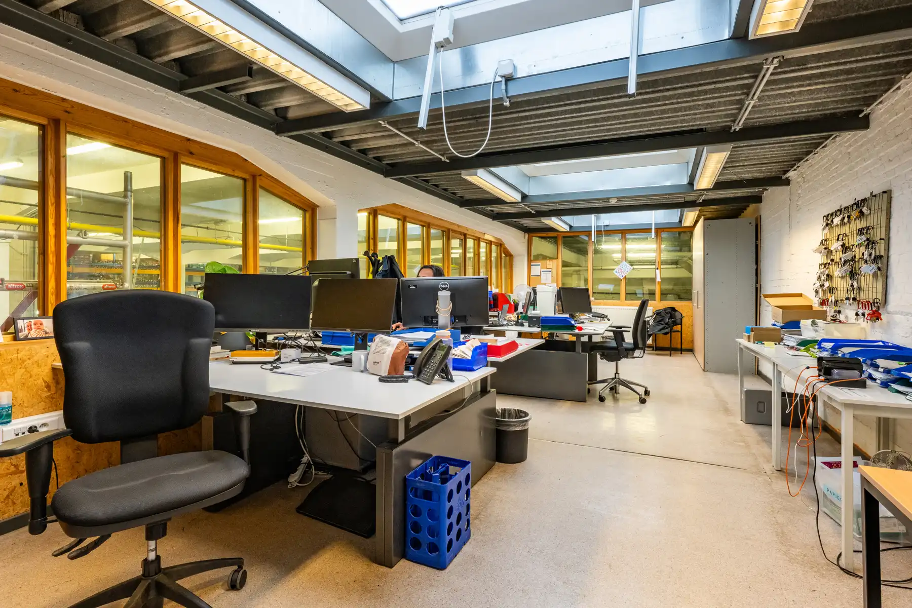 Ruim en veelzijdig bedrijfspand met parking en opslag foto 18