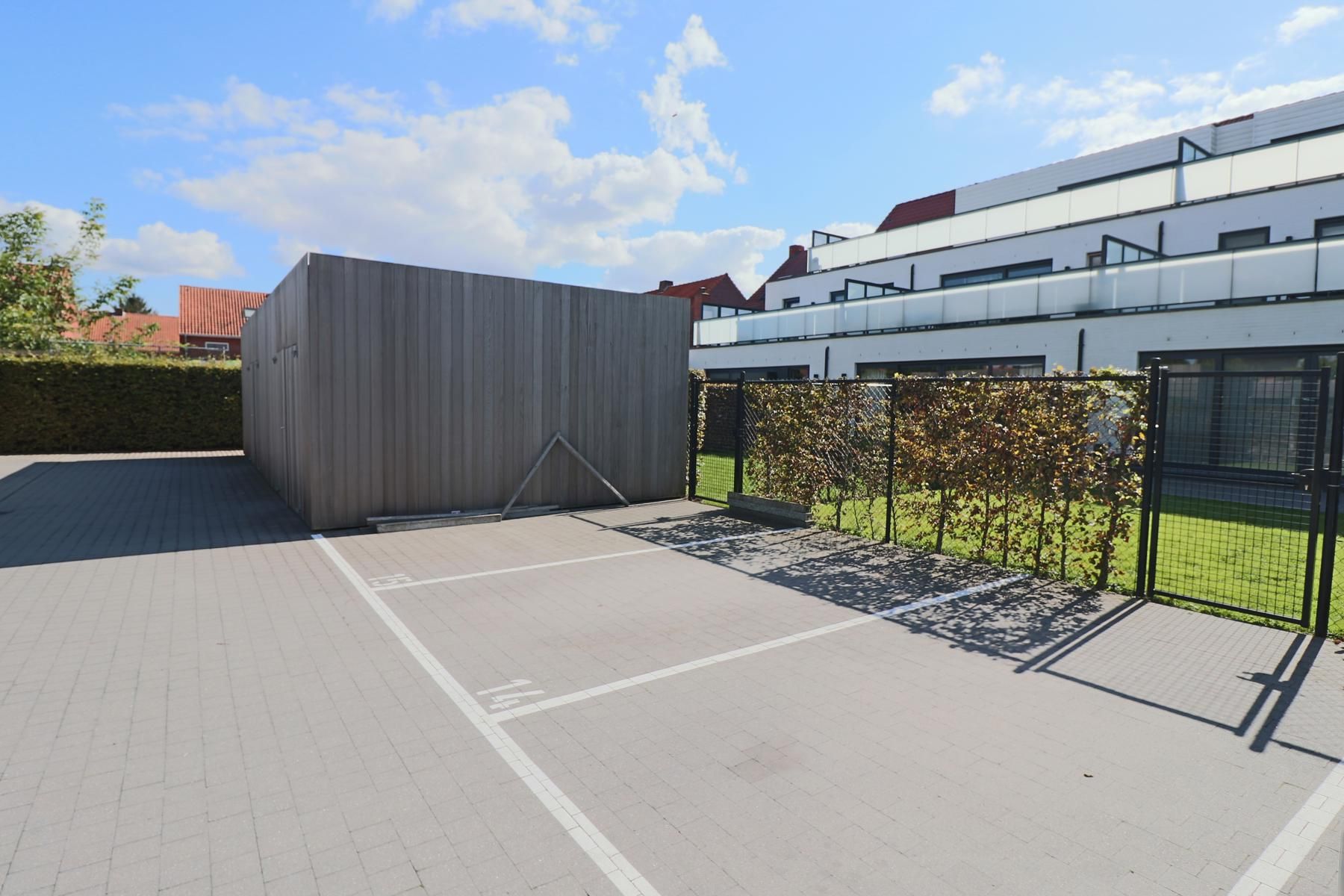 Een autostaanplaats P15 achter het appartementsgebouw. foto {{pictureIndex}}