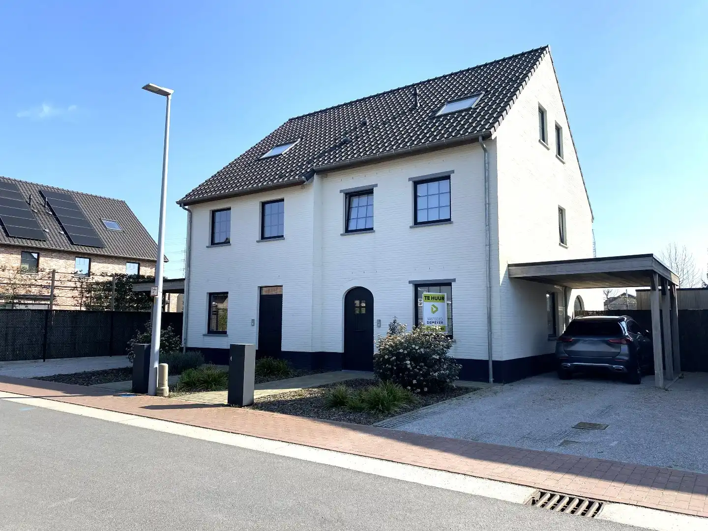 VERRASSEND RUIME WONING GELEGEN IN RUSTIGE WOONWIJK TE PITTEM foto {{pictureIndex}}
