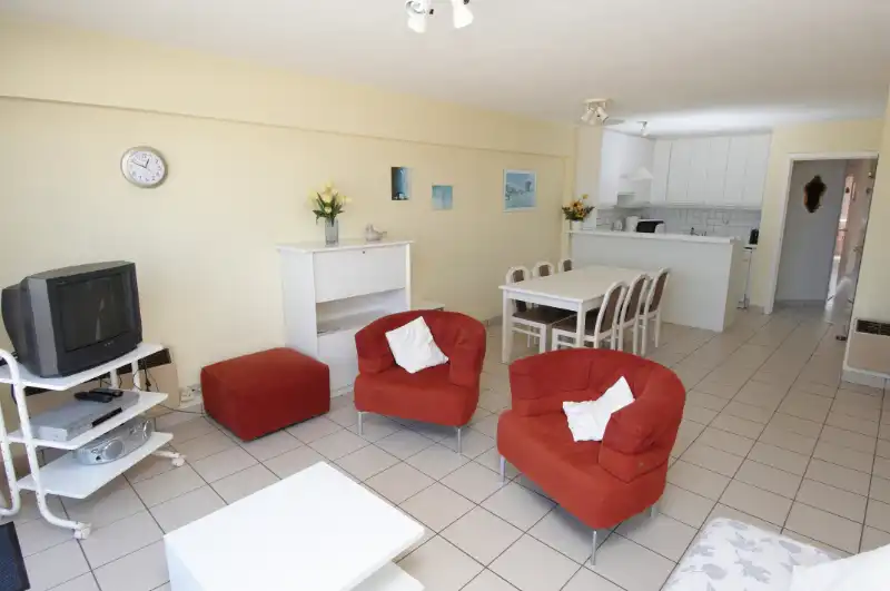 APPARTEMENT MET DRIE SLAAPKAMERS MET FRONTAAL ZEEZICHT GELEGEN TUSSEN DE ESPLANADE EN DE ZEELAAN foto 3