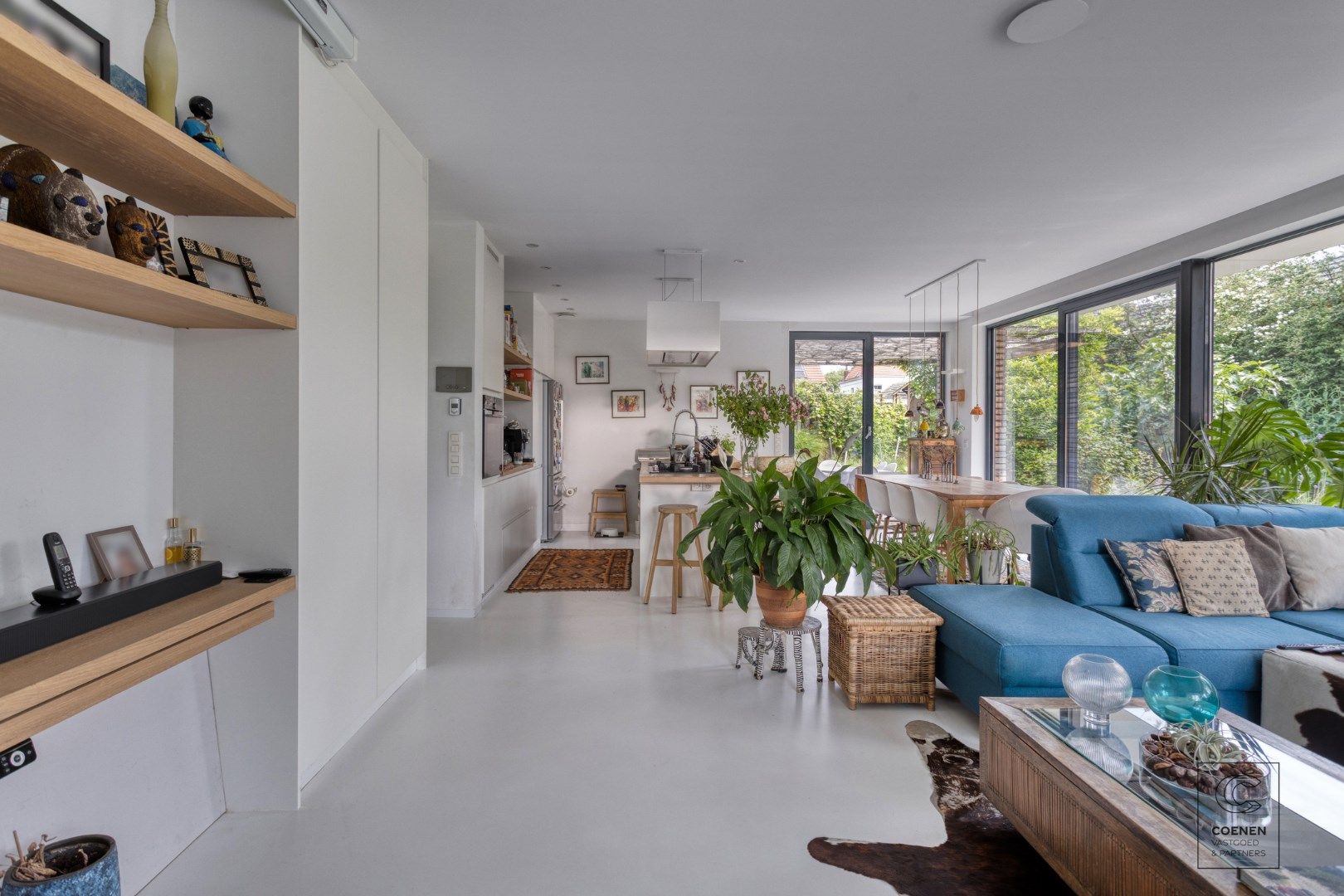 Prachtig, instapklare laagbouwwoning met 4 slaapkamer op een perceel van 995 m²! foto 3