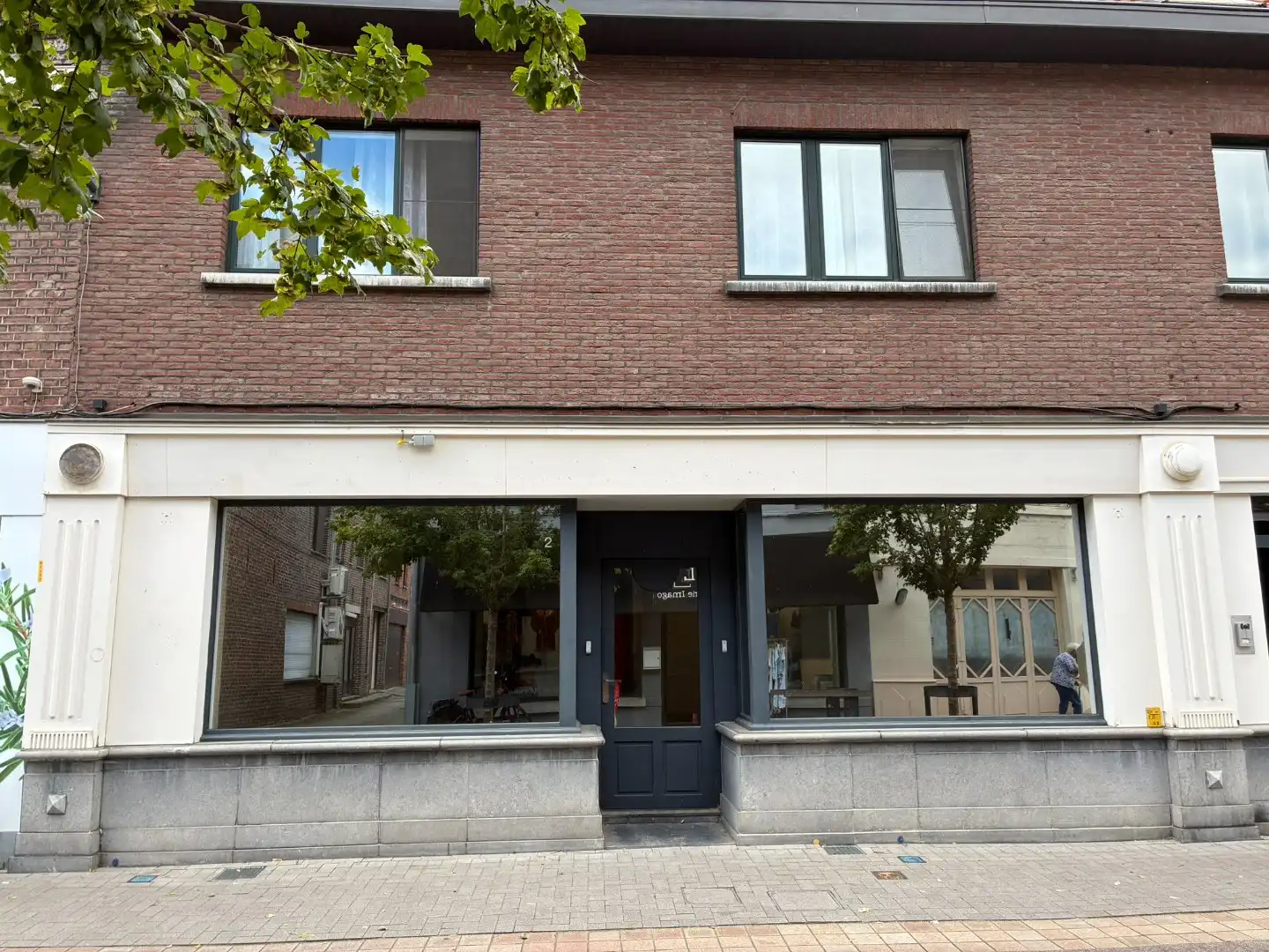 Instapklaar handelspand gelegen op een commerciële locatie foto {{pictureIndex}}