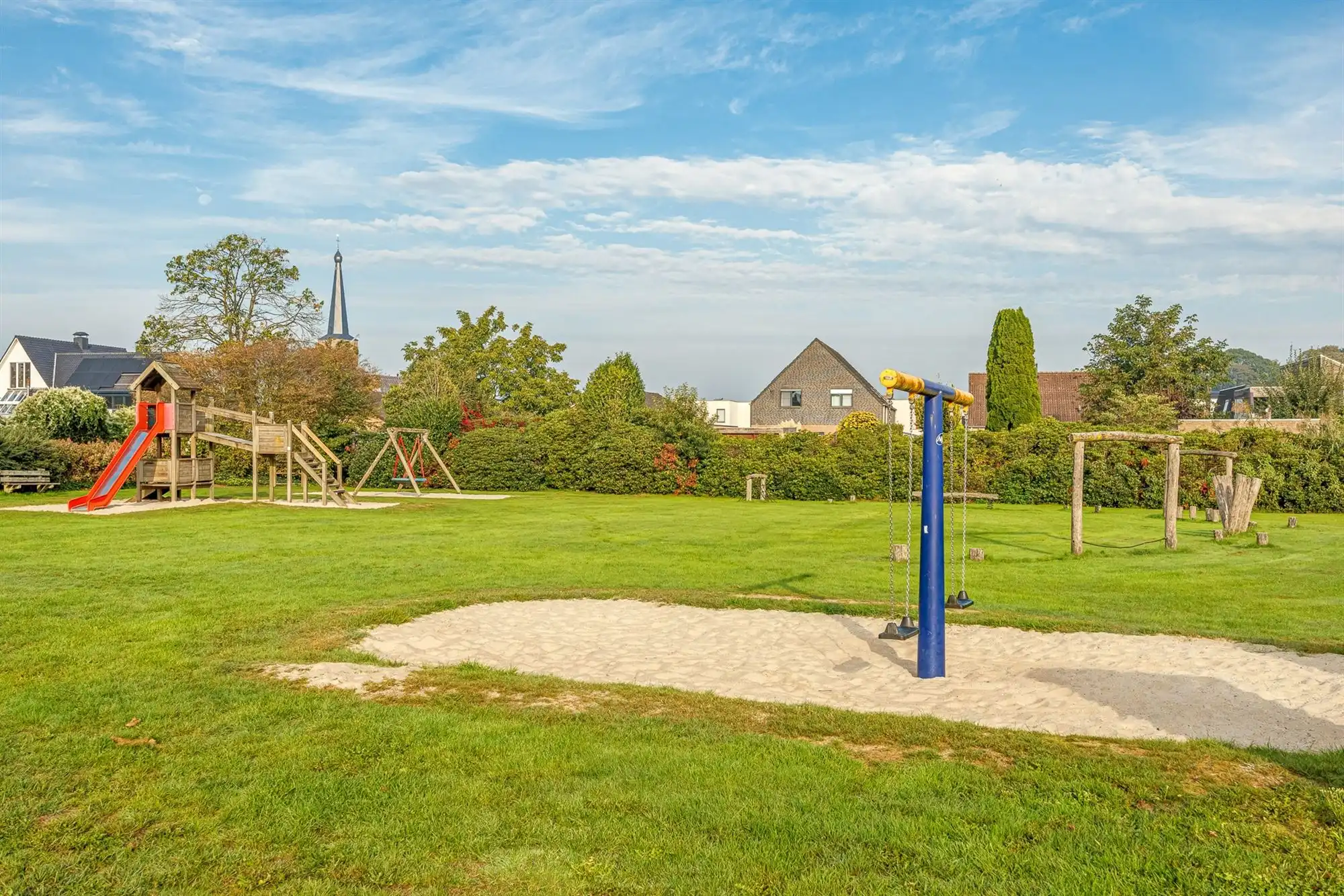Ruime gelijkvloerse villa met garage en grote tuin foto 44