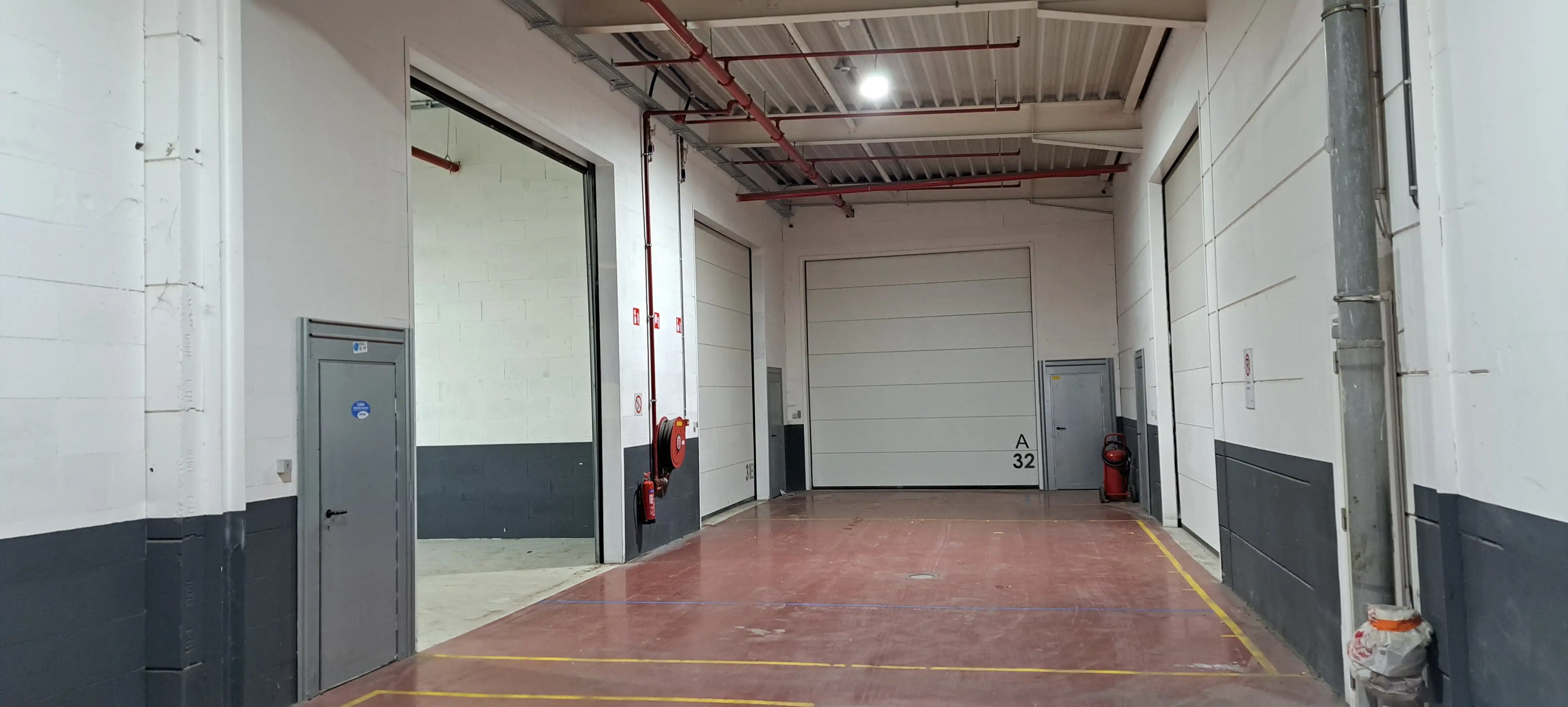 TE HUUR – Magazijnunit van 150m² op KMO-site Ticoon – Bazelstraat 250, 9150 Beveren-Kruibeke-Zwijndrecht foto 3