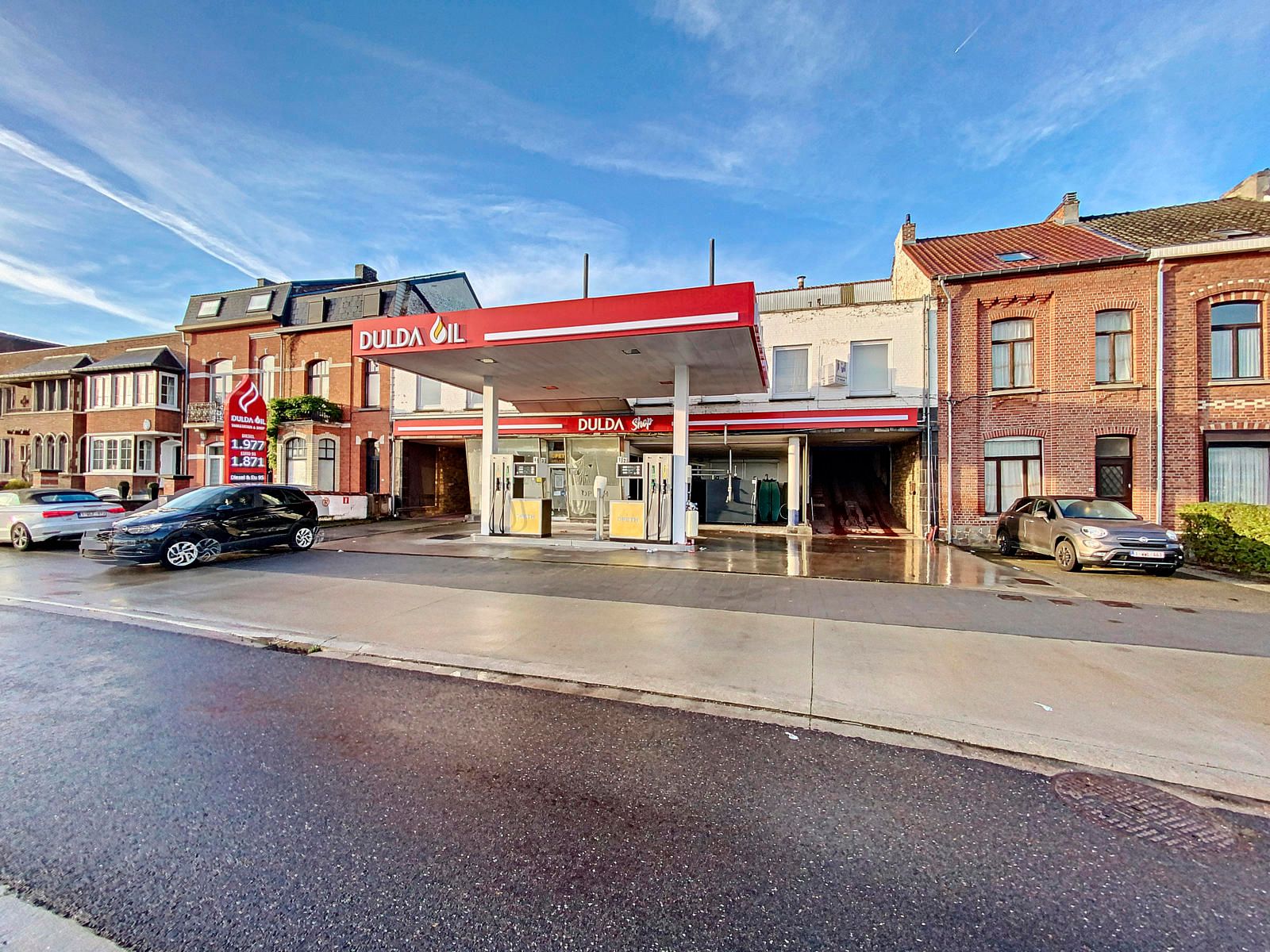 Tankstation met 2 appt en 10+ parkeerplaatsen.  foto 1