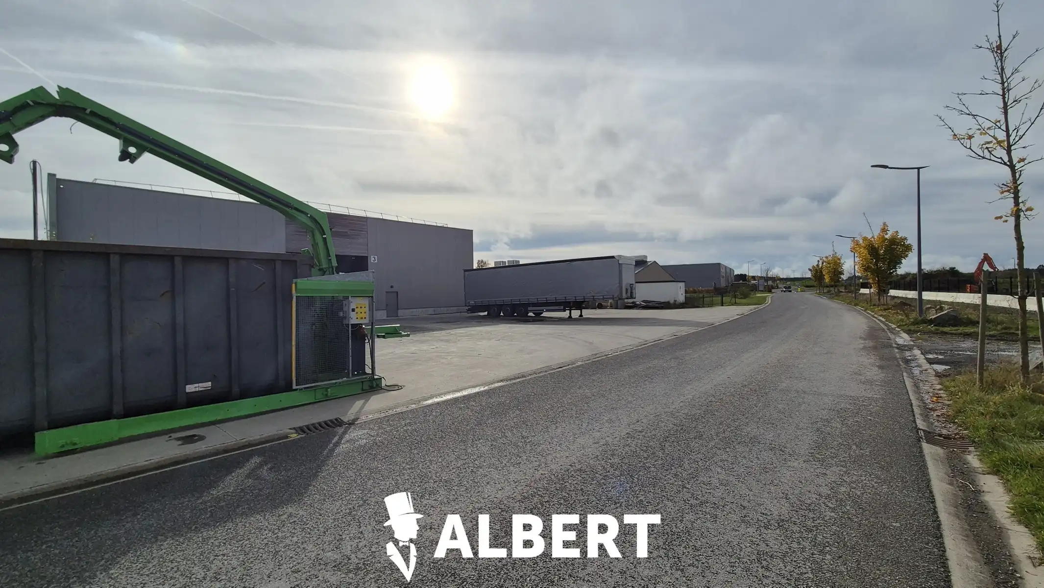 Industriële site met kantoorgebouw en hallen foto 3