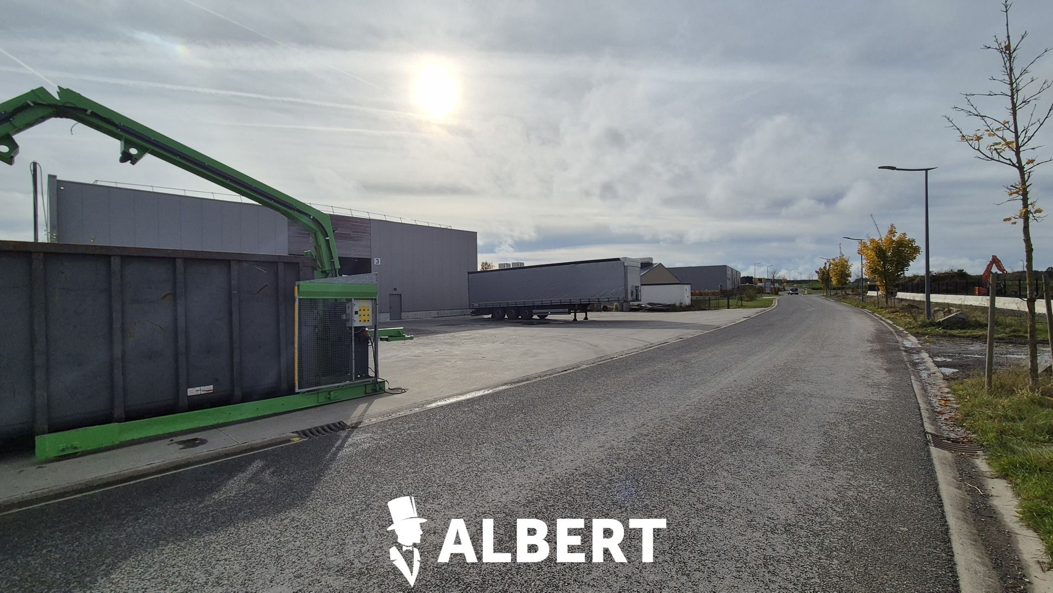 Industriële site met kantoorgebouw en hallen foto 3