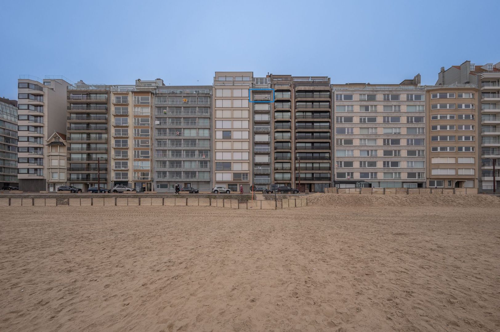 Modern vernieuwd appartement met frontaal zeezicht in Duinbergen foto 2