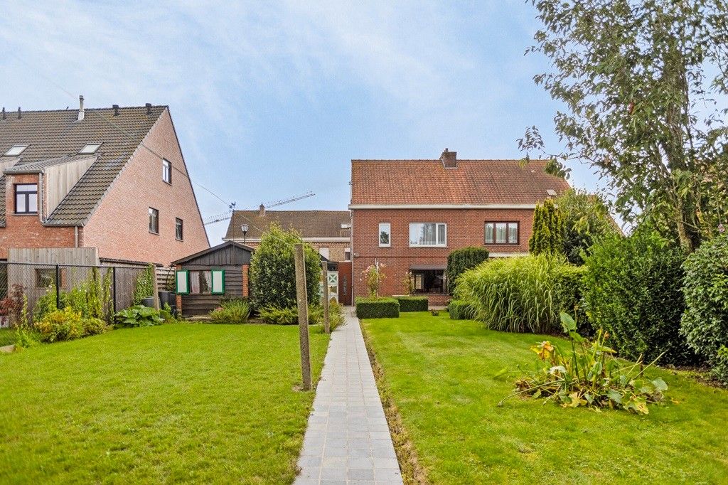 ALVERINGEM: Centraal en toch super rustig gelegen woonhuis met te vernieuwen comfort, 2 slpks en zolder, garage en zalige tuin op 588m² grondopp. foto 20