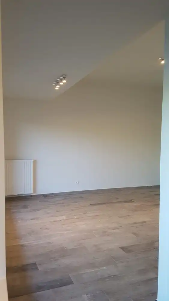 APPARTEMENT MET TWEE SLAAPKAMERS, TERRAS EN PARKEERPLAATS. foto 3