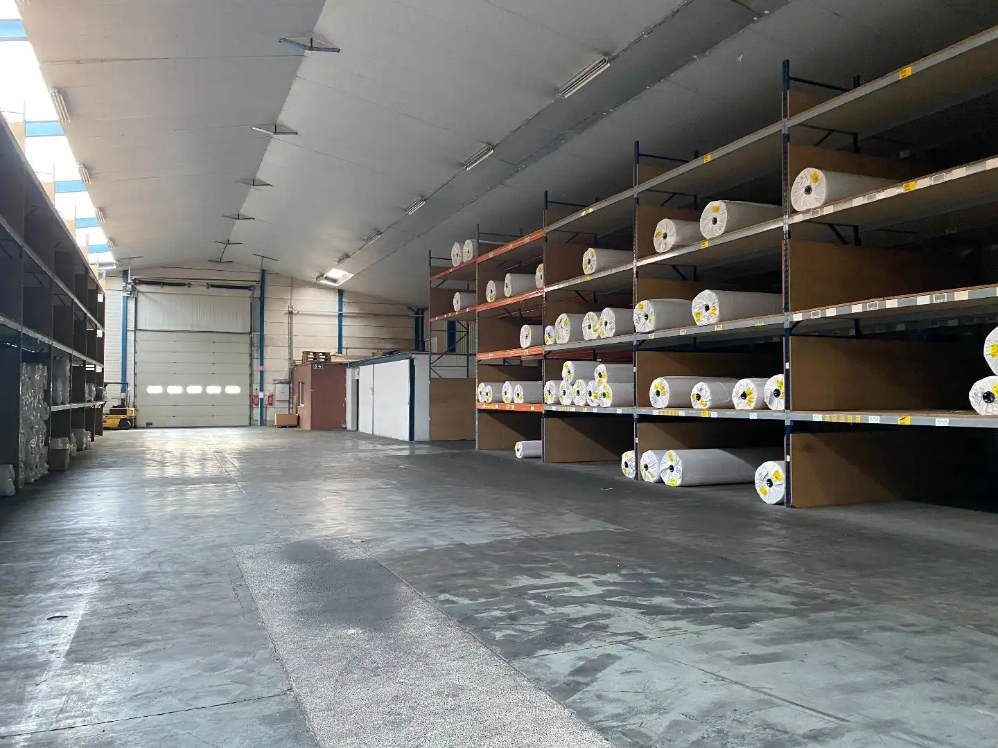 Grote loods (1195m²) met diverse mogelijkheden in een industriezone. foto 4