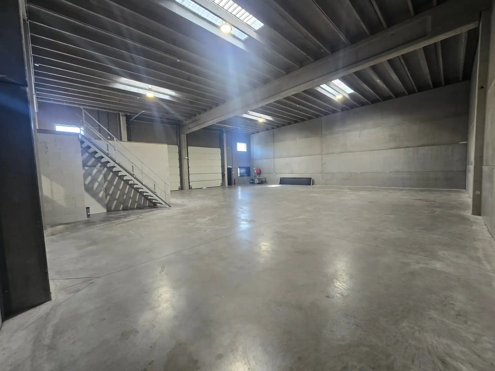 Magazijn van 400m² met 4 autostaanplaatsen foto 5