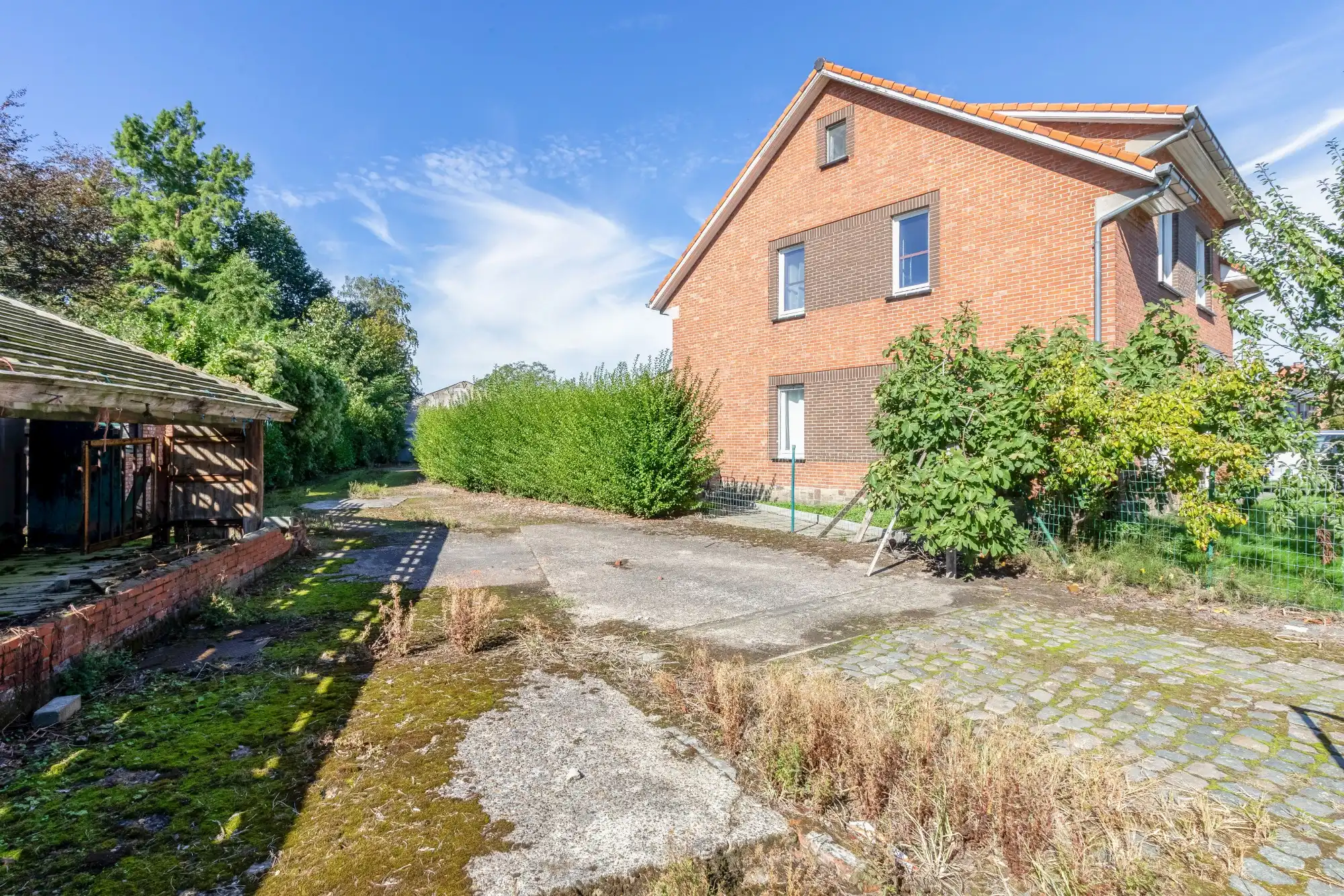 Voormalige hofstede met stallingen op perceel van 3016 m² dicht bij het centrum van Sint-Niklaas foto 2
