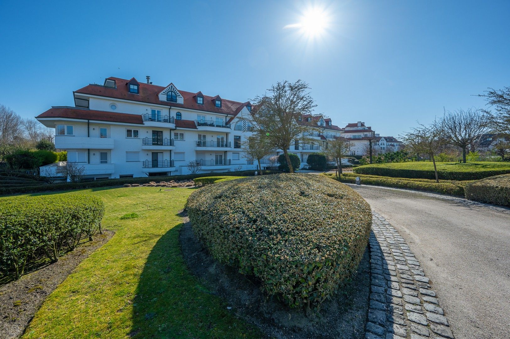 Zonovergoten tuin appartement met groot terras en prachtige tuin gelegen in het exclusieve domein Tennis Gardens. foto {{pictureIndex}}