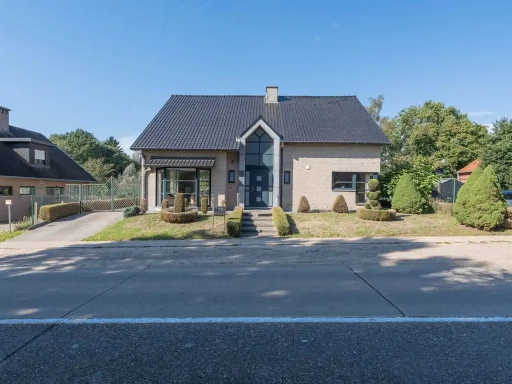 Verrassend ruime vrijstaande woning met inpandige garage foto 2