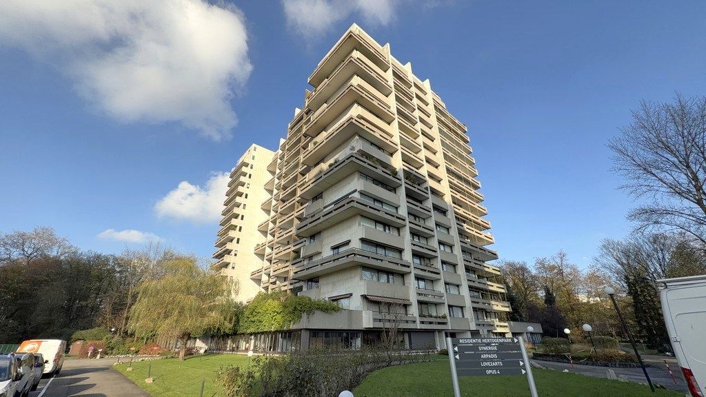 Kantoor te koop in residentie Hertogenpark te Antwerpen foto {{pictureIndex}}