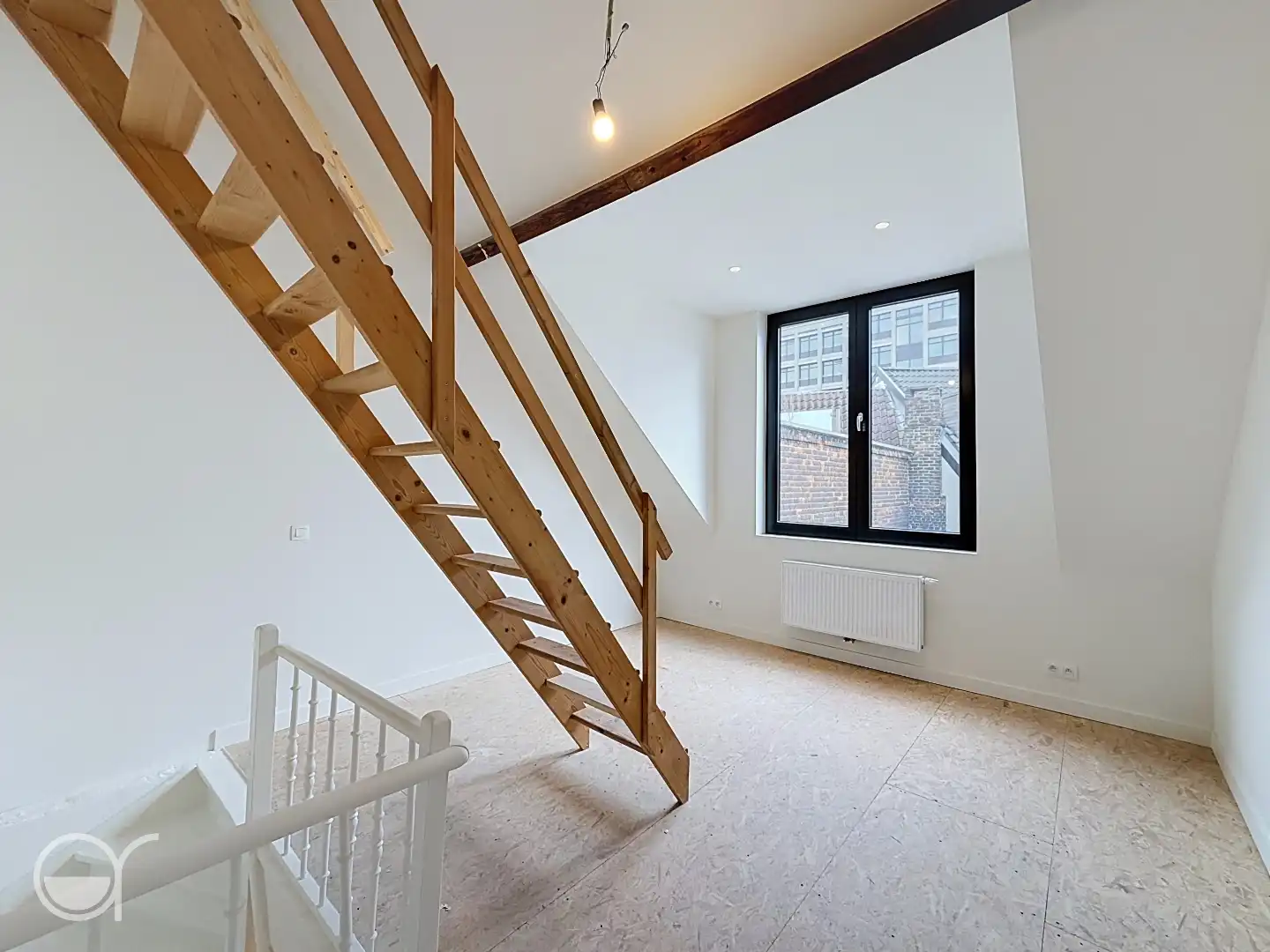 Prachtig gerenoveerde rijwoning met 2 slaapkamers en buitenruimte nabij de Coupure foto 12