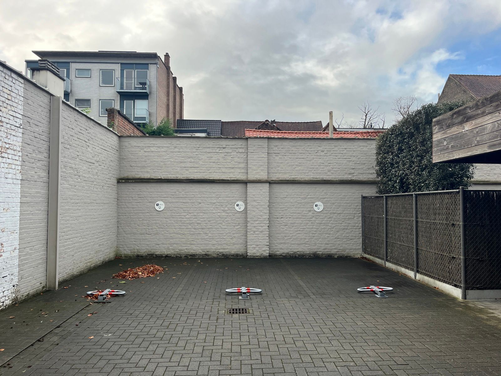 3 bovengrondse parkeerplaatsen te huur!  foto {{pictureIndex}}