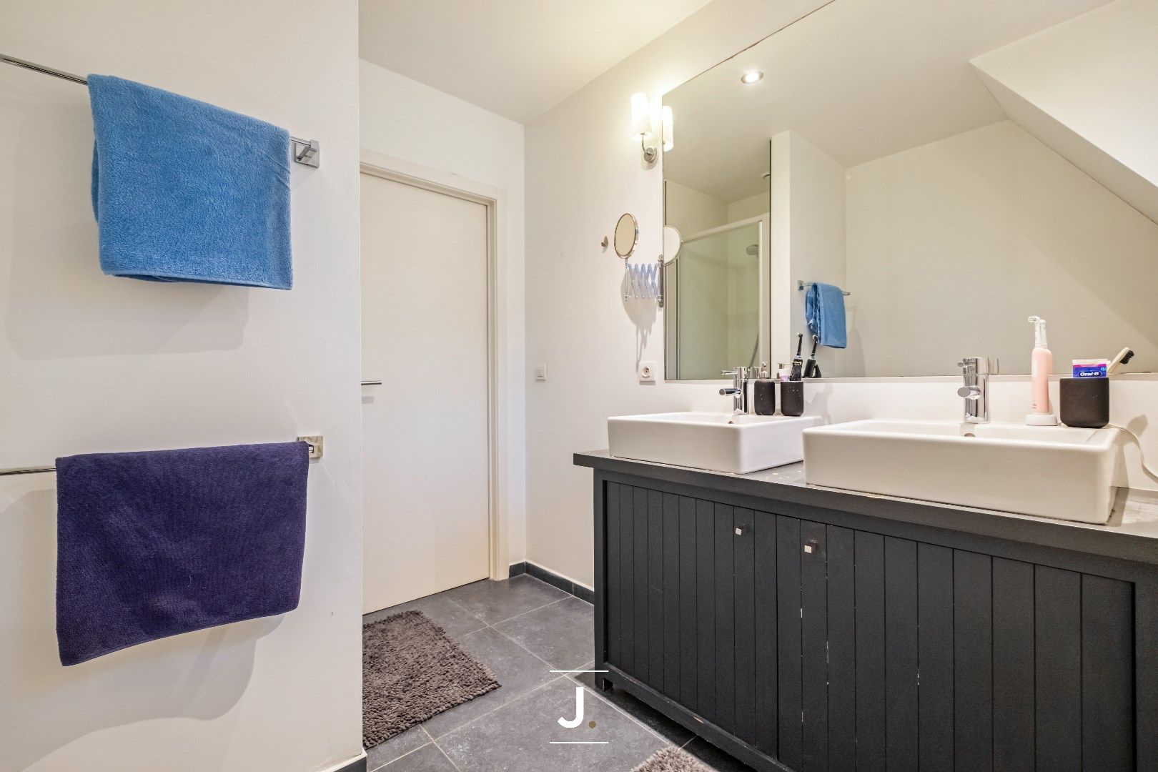 Charmante instapklare burgerwoning op de markt van Heule: een perfecte starterswoning of investering! foto 16