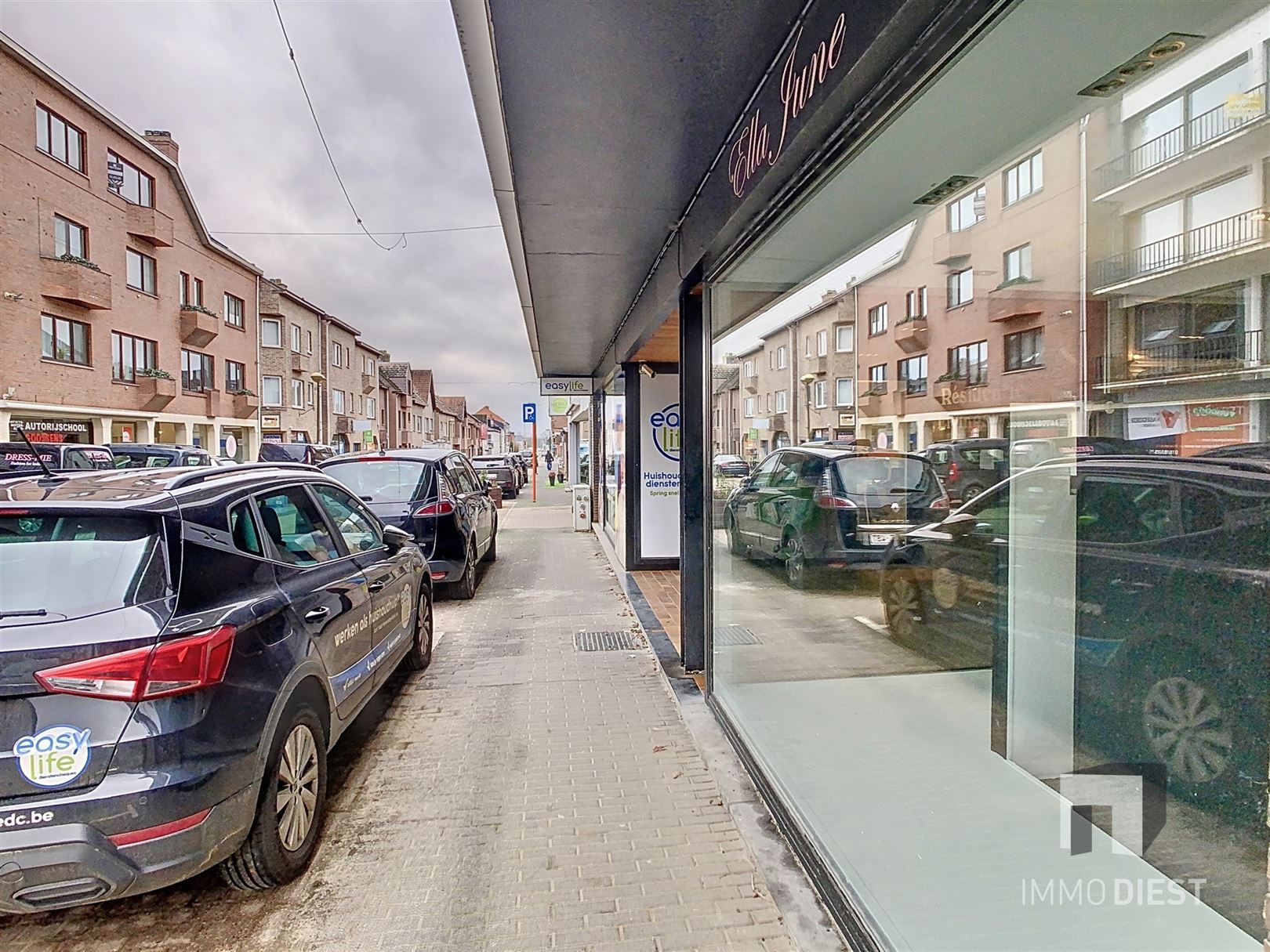 Handelsgelijkvloers met achterliggend appartement foto {{pictureIndex}}